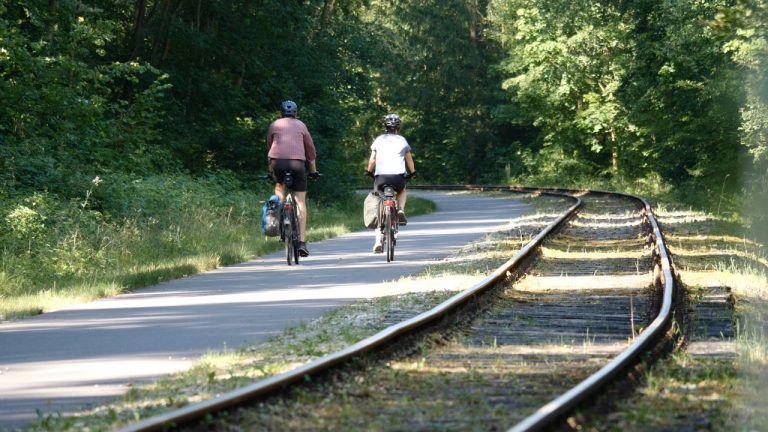 Fahrt entlang der Gleise